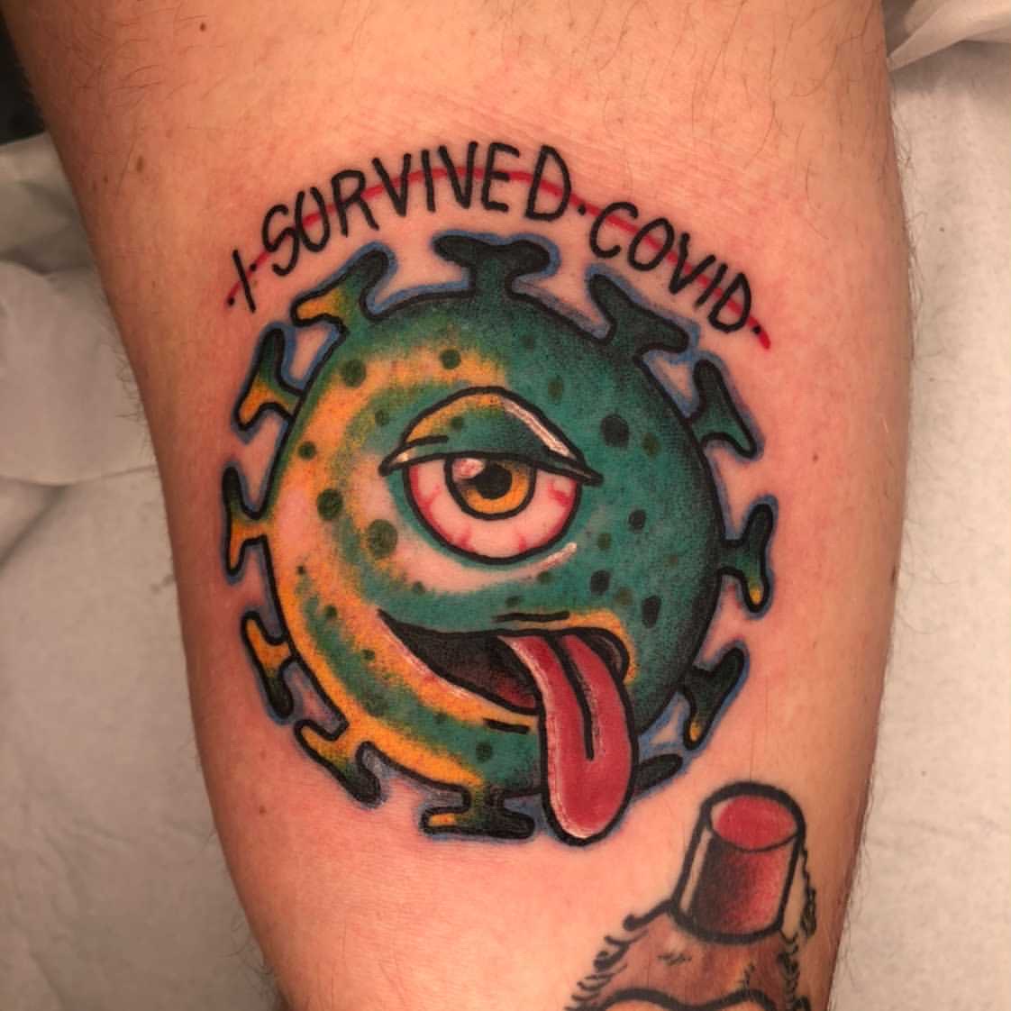Das Tattoo zeigt eine Cartoon-Version des Coronavirus