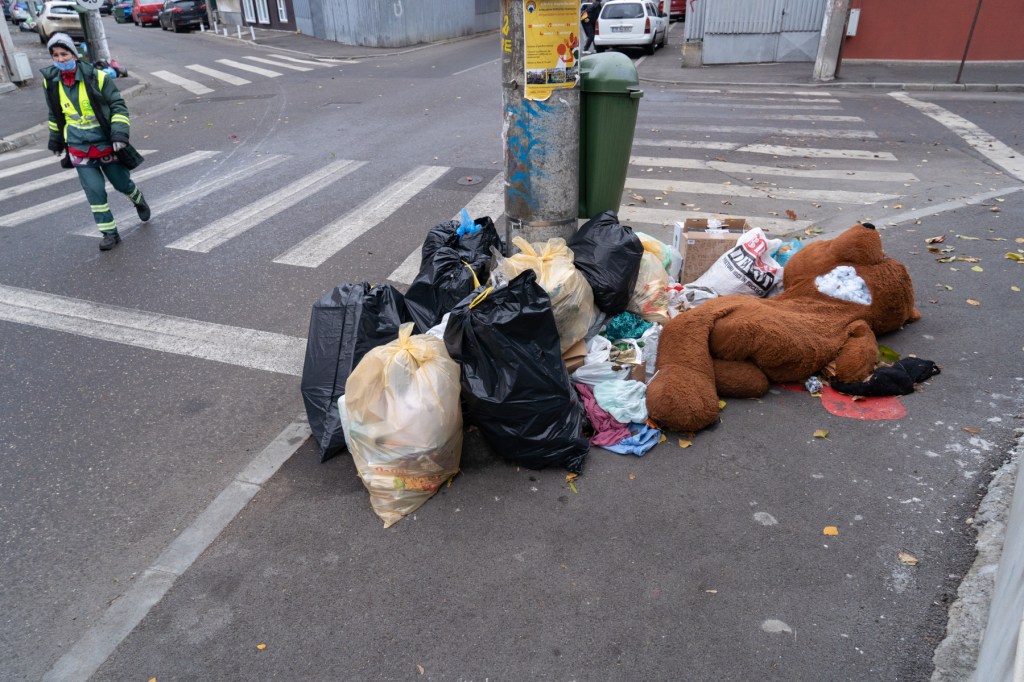 Fotografii cu invazia de gunoaie de pe străzile Sectorului 1 din București