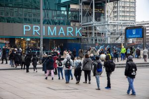 Eine lange Schlange wartender Menschen hat sich vor der Primark-Filiale am Berliner Alexanderplatz gebildet, viele Menschen wollen vor Beginn der verschärften Corona-Maßnahmen noch mal schnell shoppen