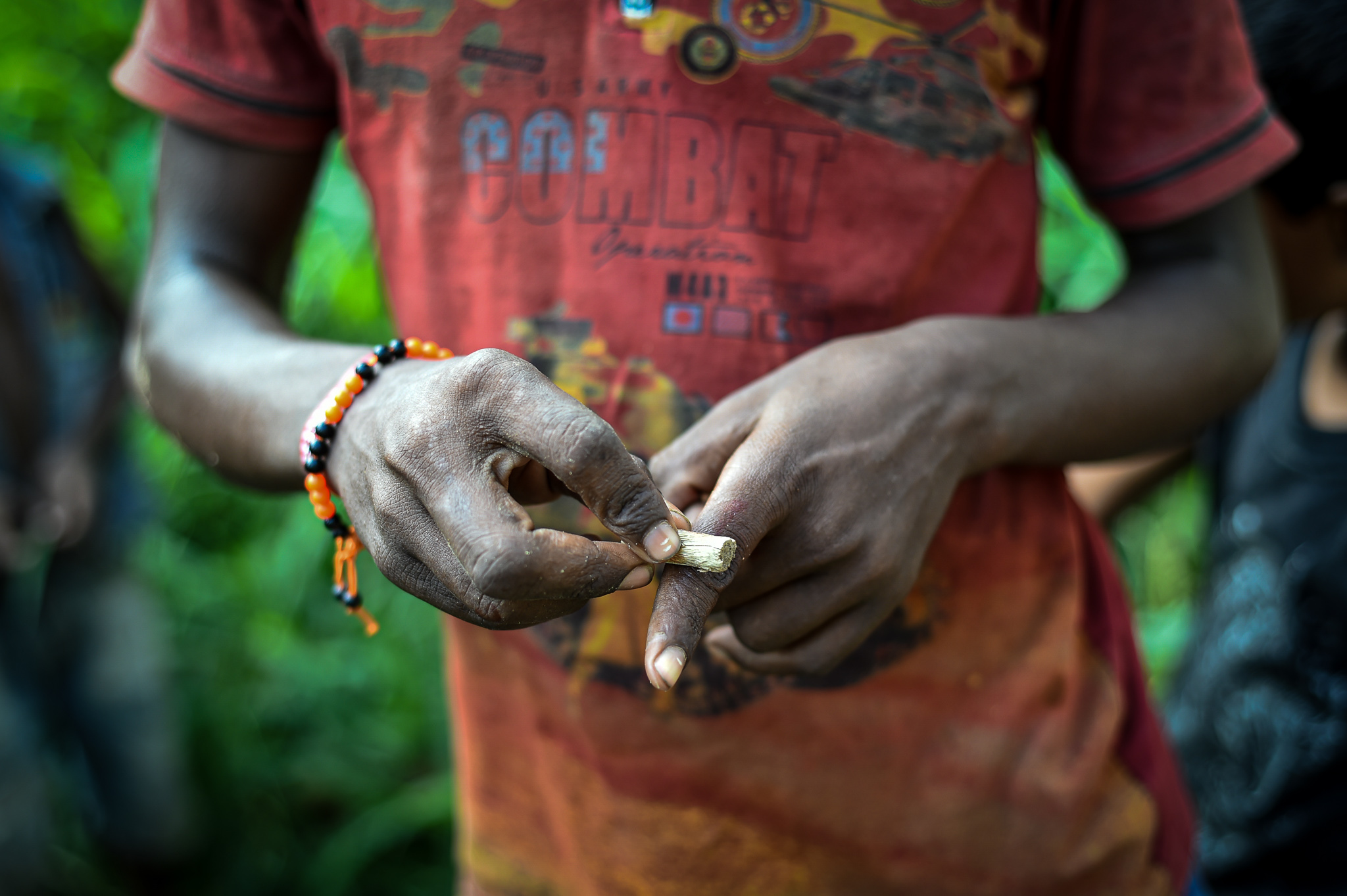 Anak kecil yang tinggal di desa Jogi Dera memperagakan caranya menetralisir gigitan ular dengan obat herbal. Foto oleh Arun Sharma.