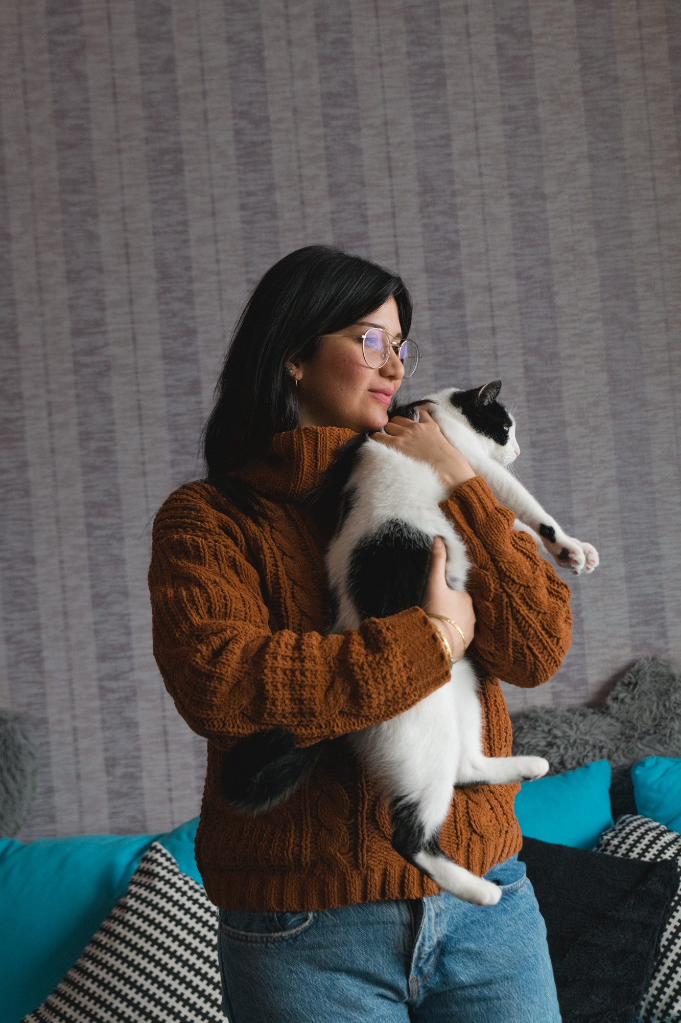 Hiba kuschelt mit Kyra, einer schwarz-weißen Katze
