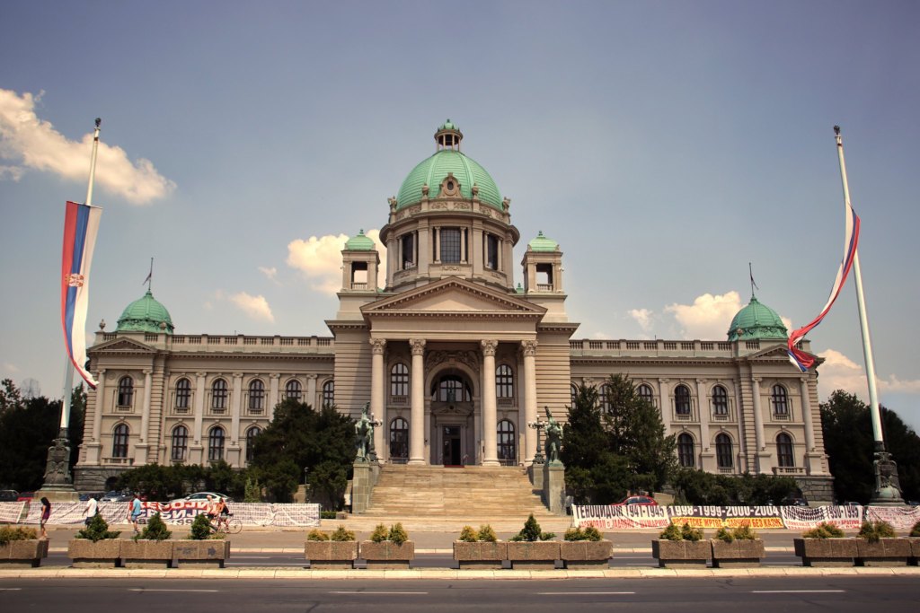 Političkim institucijama u Srbiji se i dalje slabo veruje