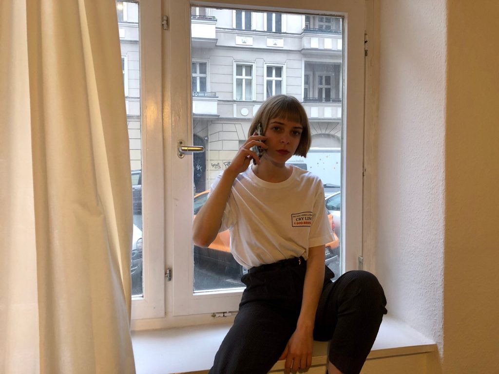 Die Autorin telefonierend auf dem Fensterbrett; Ich habe einen Tag in Warteschleifen verbracht