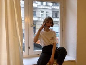 Die Autorin telefonierend auf dem Fensterbrett; Ich habe einen Tag in Warteschleifen verbracht