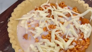 Adonan pai berisi Spaghetti bulat, bakso, keju mozzarella dan susu