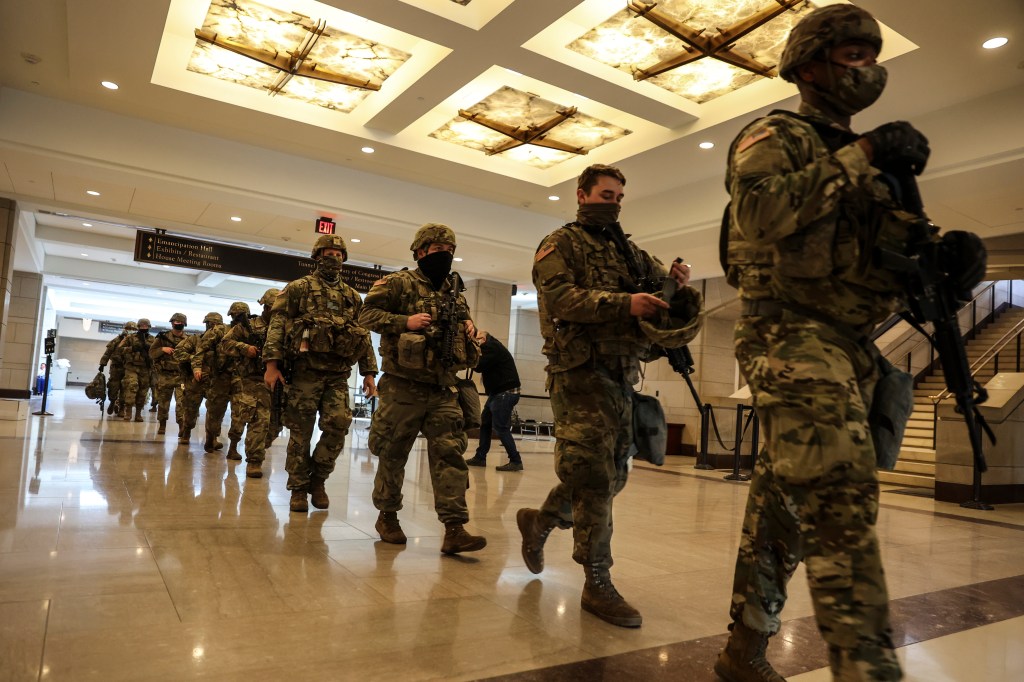 FBI se plaši napada iznutra na dan inauguracije i zato proverava 25.000 vojnika