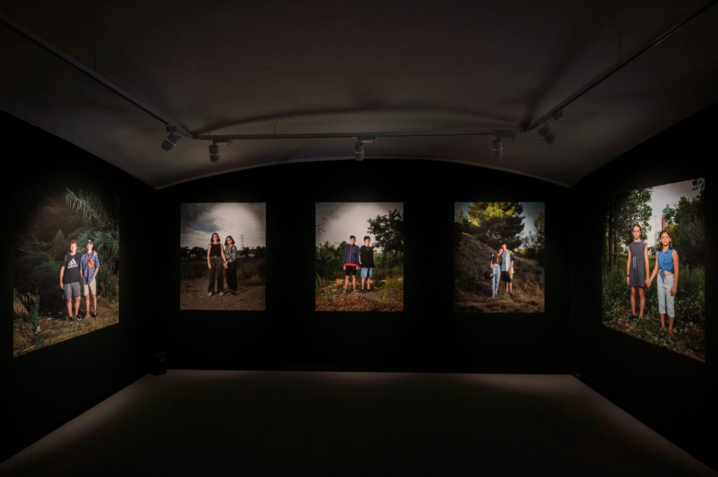 Fotos que muestran un fresco de los adolescentes de Barcelona