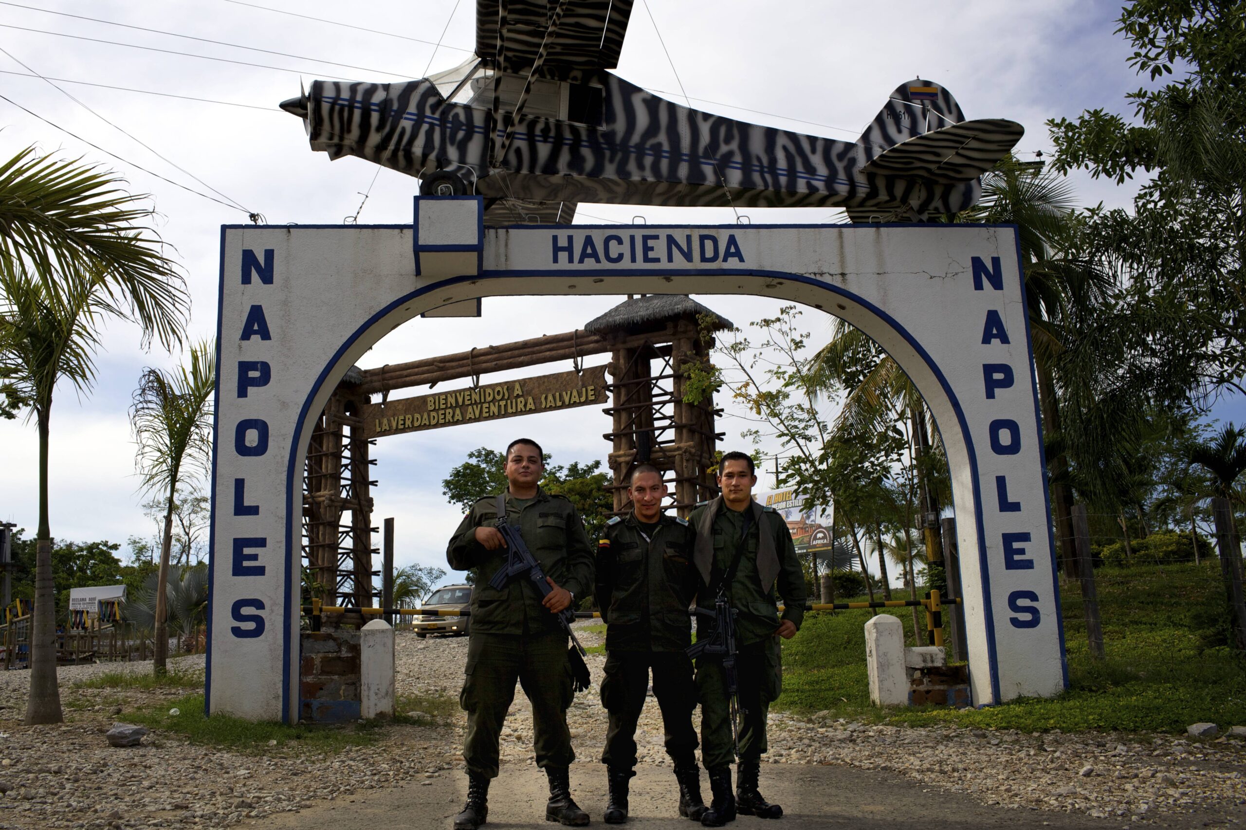 Soldaten posieren vor der Hacienda Napoles.