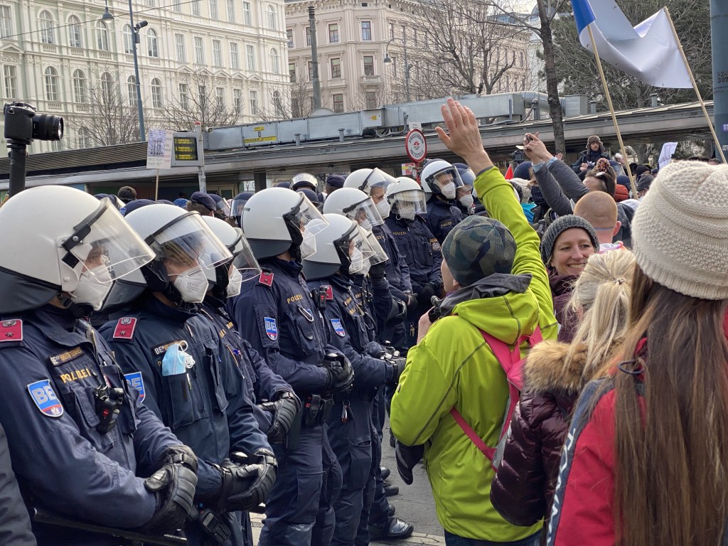 ‘Ovo je nešto sasvim novo’ – Protest desničara u Beču okupio hiljade ljudi