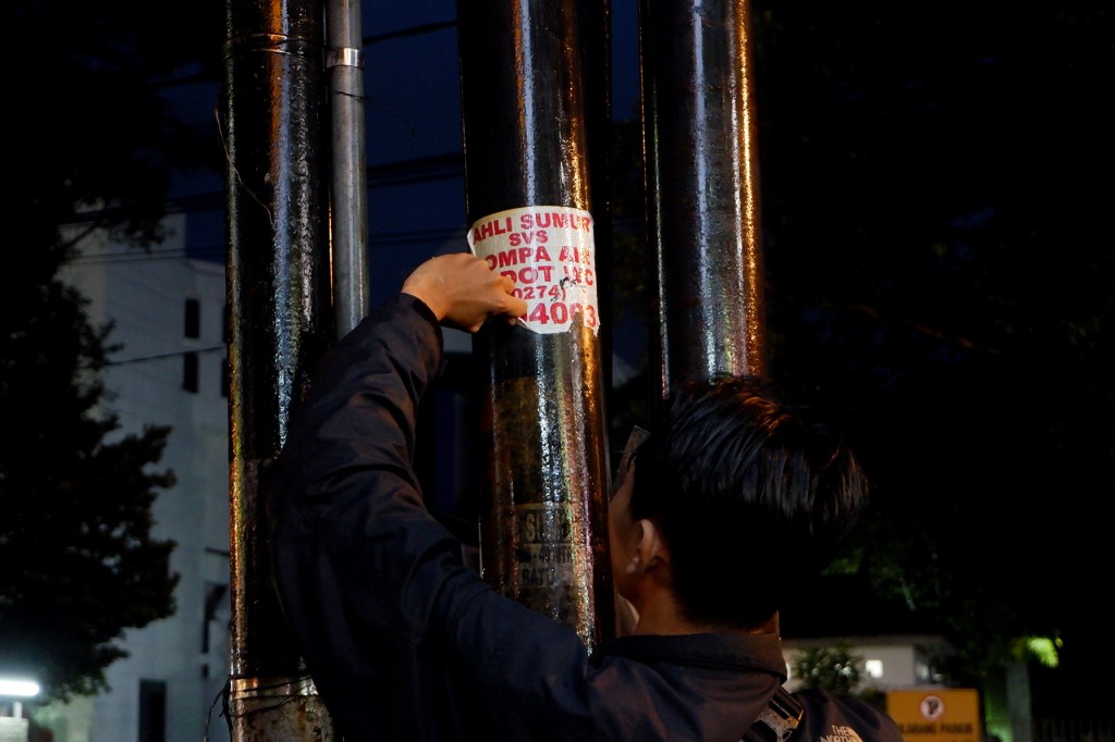 Mengikuti Aksi Pemburu Sampah Visual Perkotaan Bernama Kolektif ‘garuksampah’