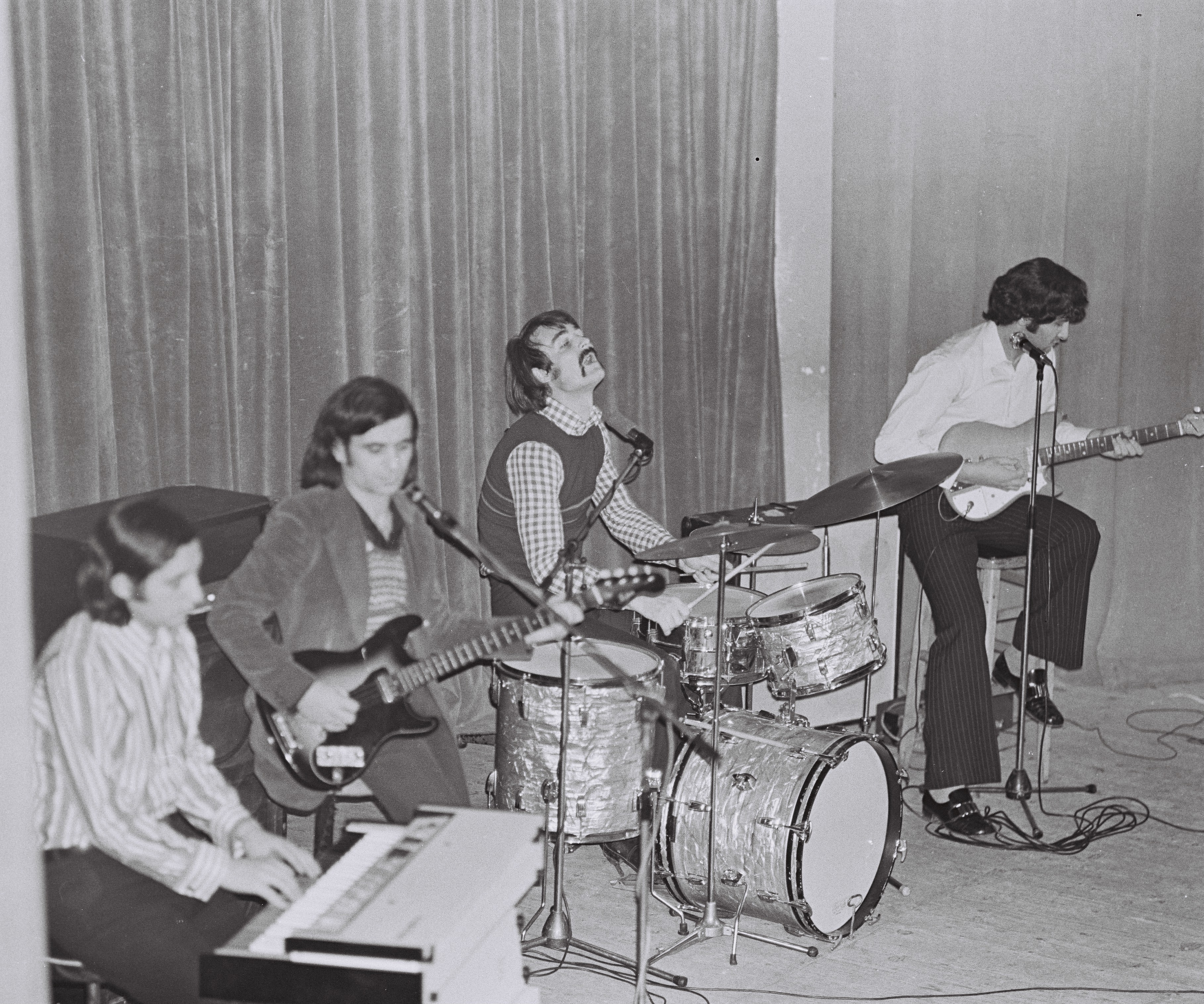 08 MONDIAL in sala mare (Nicolae Enache, Filip Merca, Puiu Hatieganu, Iuliu Merca).JPG
