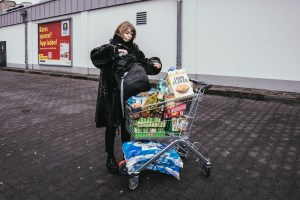 Die Autorin steht vor einem vollen Einkaufswagen, weil sie während des Lockdowns im Supermarkt war