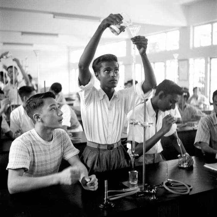 boys in chemistry class at anglo-chinese school in 1950