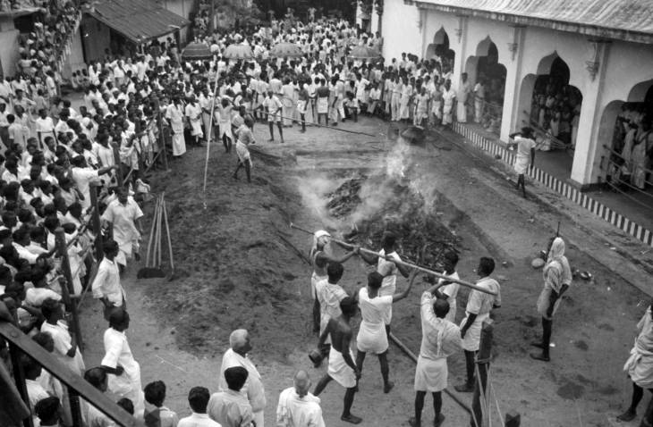 fire pit for Theemithi at Sri Mariamman Temple in the 1950s singapore