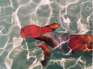 Die Autorin als Kind im Italienurlaub, an den sie sich während Corona vermehrt erinnert, weil sie endlich wieder wegfahren will
