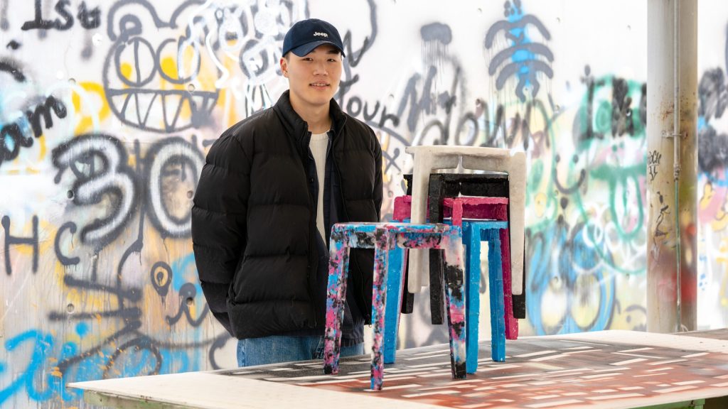 버려지는 마스크 모아 의자 제작하는 20대 청년
