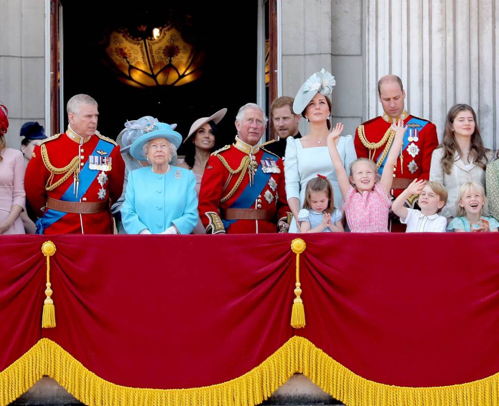 Auf einem Balkon steht die ganze königliche Familie, Meghan und Harry eher im Hintergrund