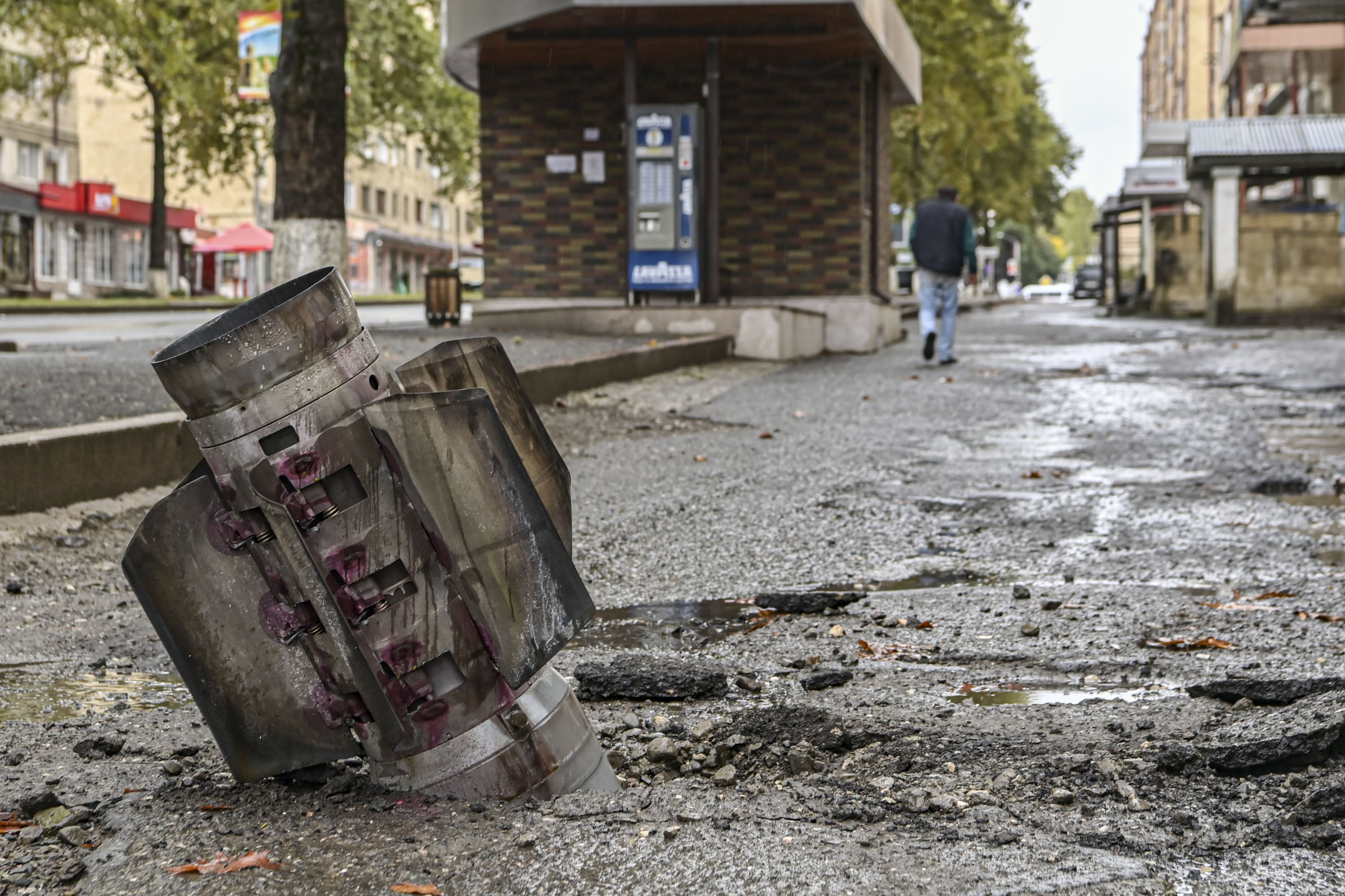 Un missile inesploso giace incastrato nell'asfalto a Stepanakert, fotografato a ottobre 2020. Foto: Aris Messinis/AFP via Getty Images