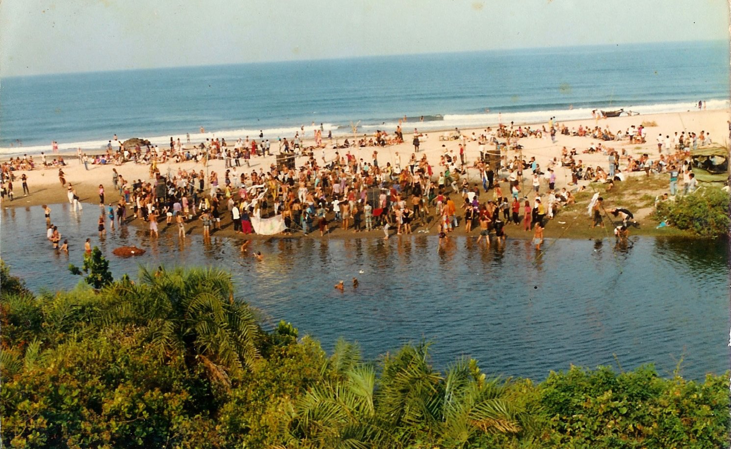 Menschen feiern auf einem Strand