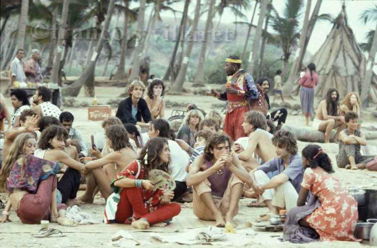 Menschen sitzen an einem Strand