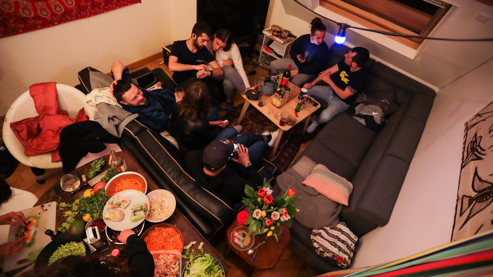 Villa Philosophe – un salotto con divani e molte persone