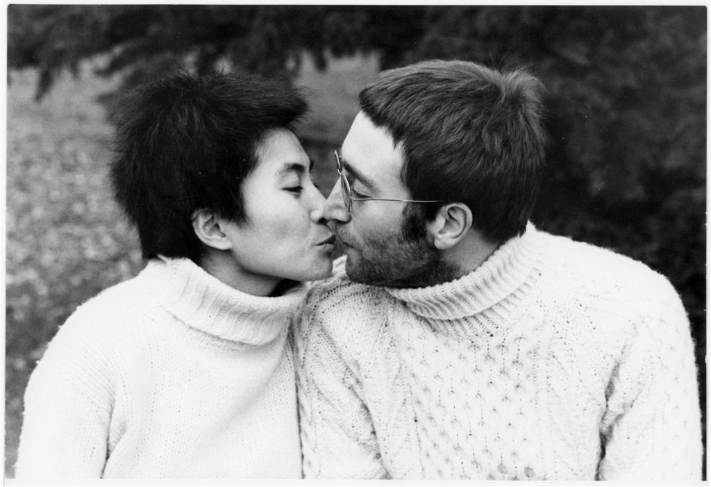 Simak Foto-Foto Langka John Lennon & Yoko Ono Bersantai di Rumah
