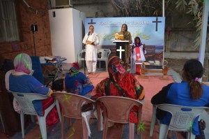 Jemaah transgender First Curch of Eunuchs di Karachi, Pakistan.