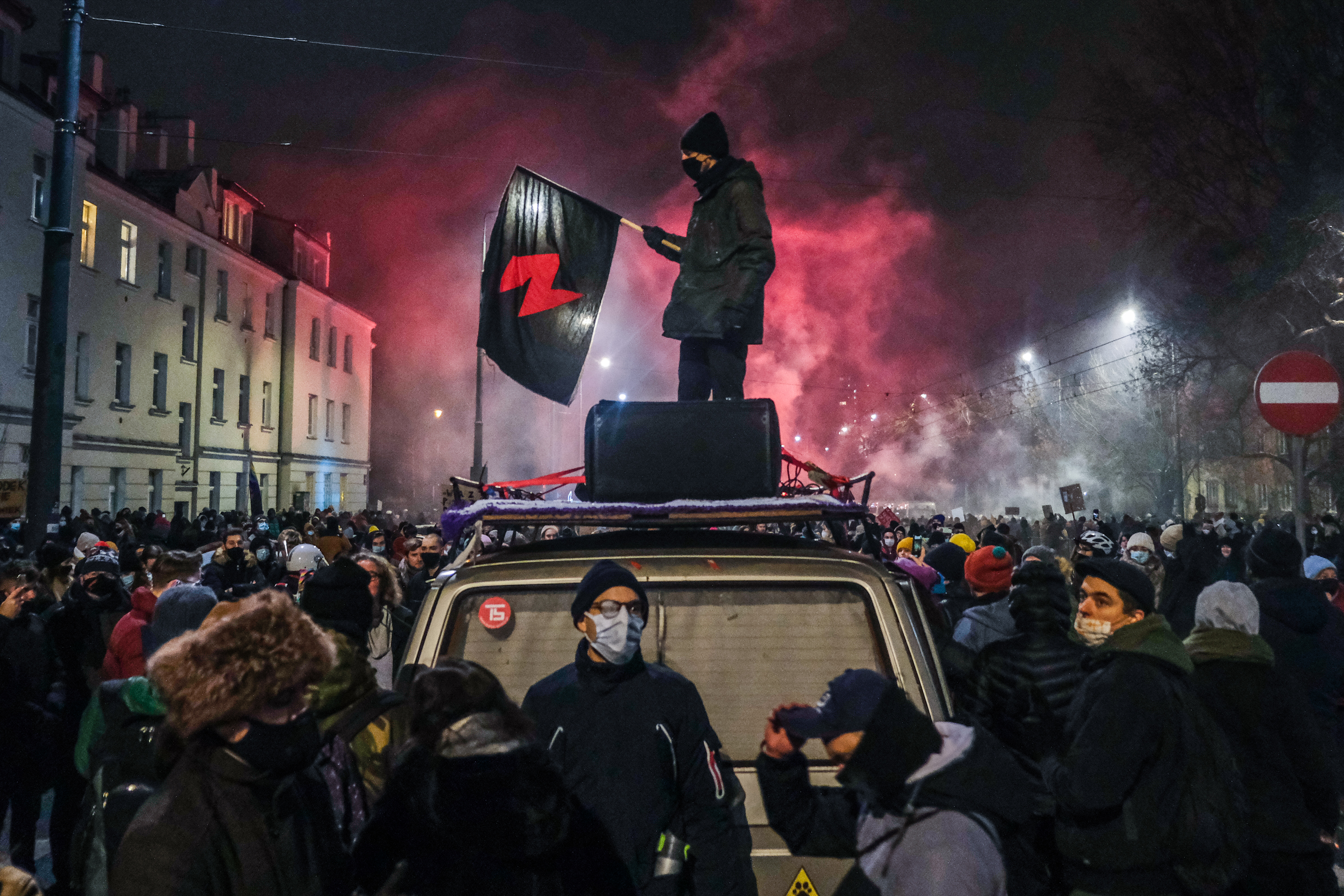 Un bărbat ține un steag feminist la protestul împotriva legii care interzice avortul. Fotografie: Omar Marques/Getty Images