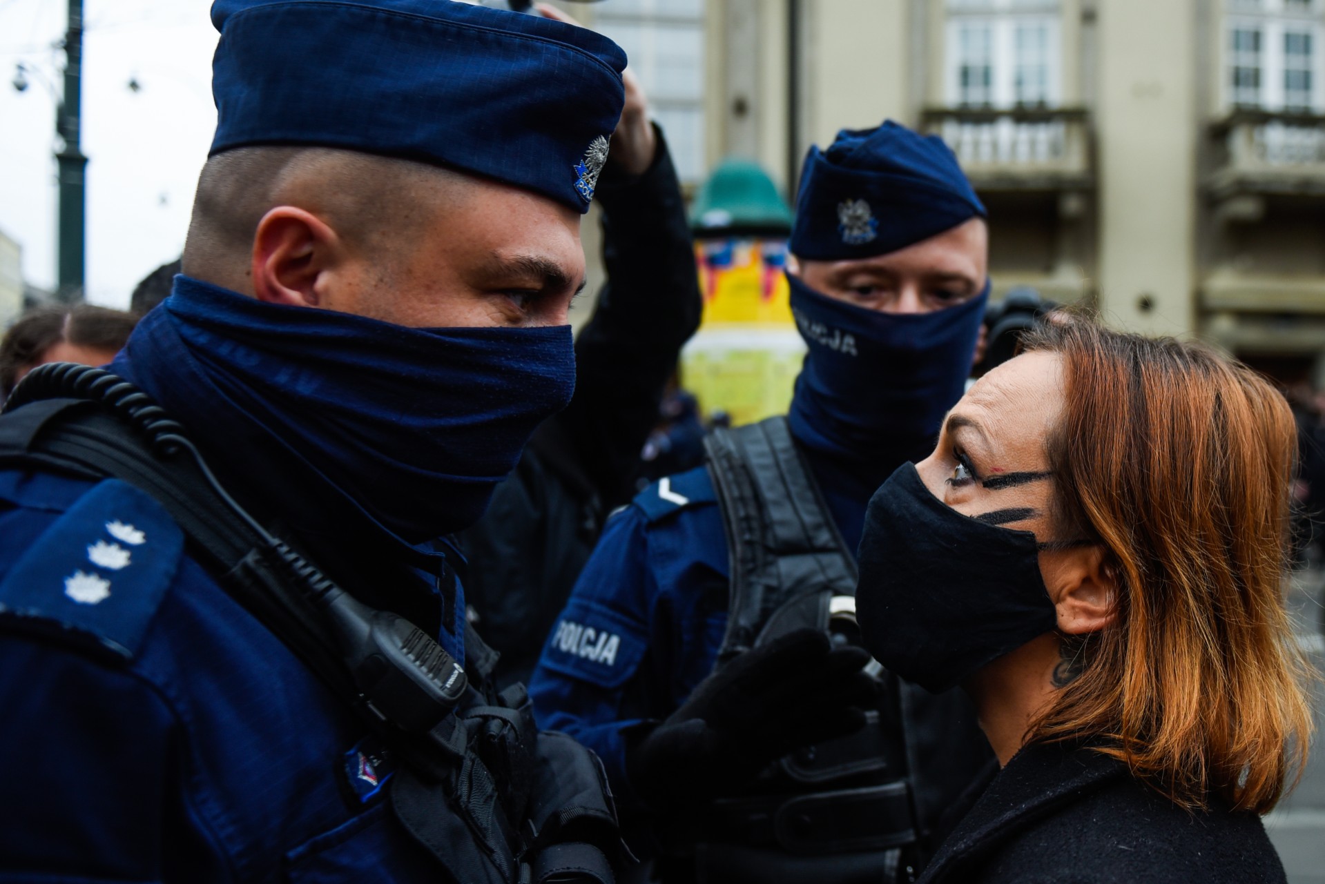 Un polițist se confruntă cu o femeie care luptă pentru drepturile reproductive la un protest din Cracovia din luna octombrie. Fotografie: Omar Marques/Getty Images.