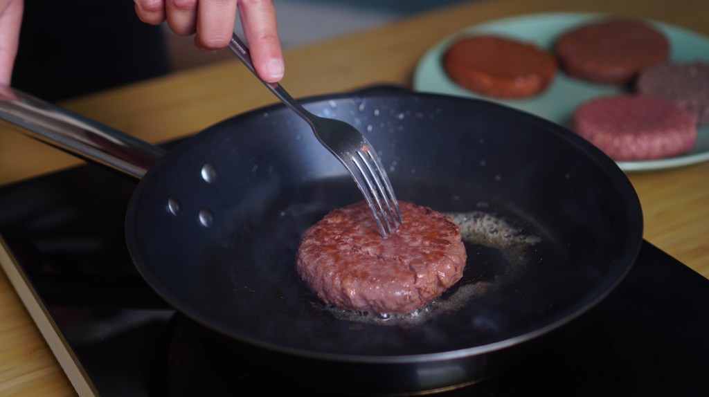 Abbiamo provato i migliori burger che simulano la carne attualmente in circolazione