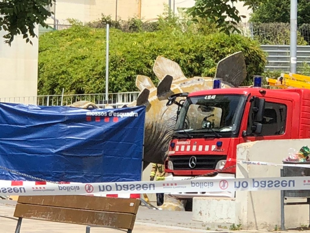 Un homme retrouvé mort dans une statue de stégosaure