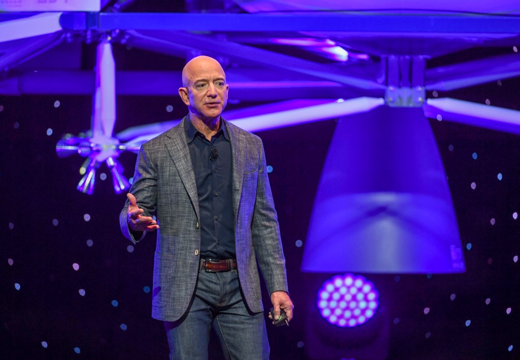 ​Jeff Bezos with "Blue Moon" lunar lander concept. Image: Jonathan Newton/ The Washington Post via Getty Images