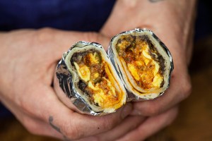 Burrito ripieno uova