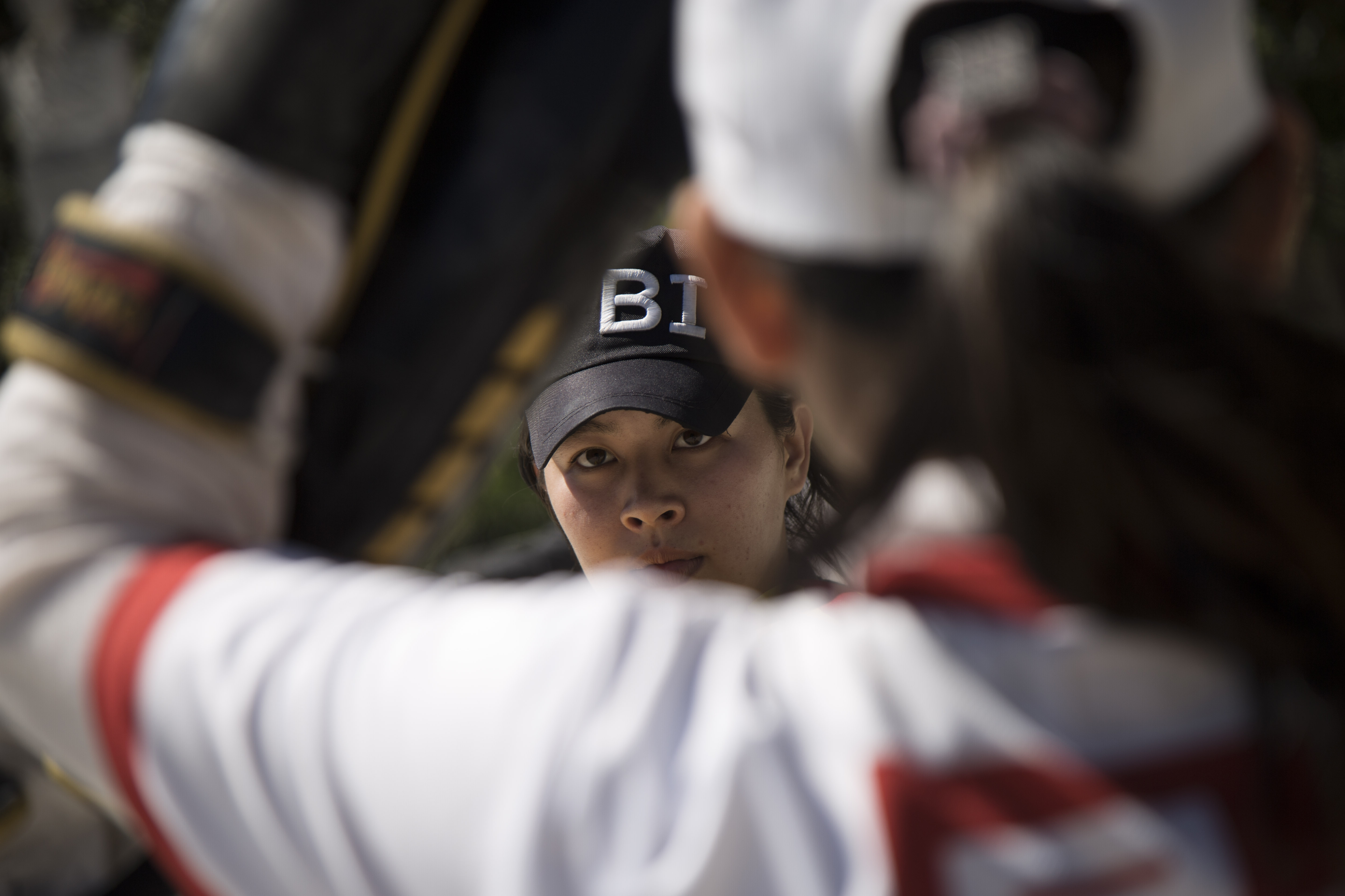 Eine junge Frau mit Baseball-Cap ist beim Boxtraining voll konzentriert