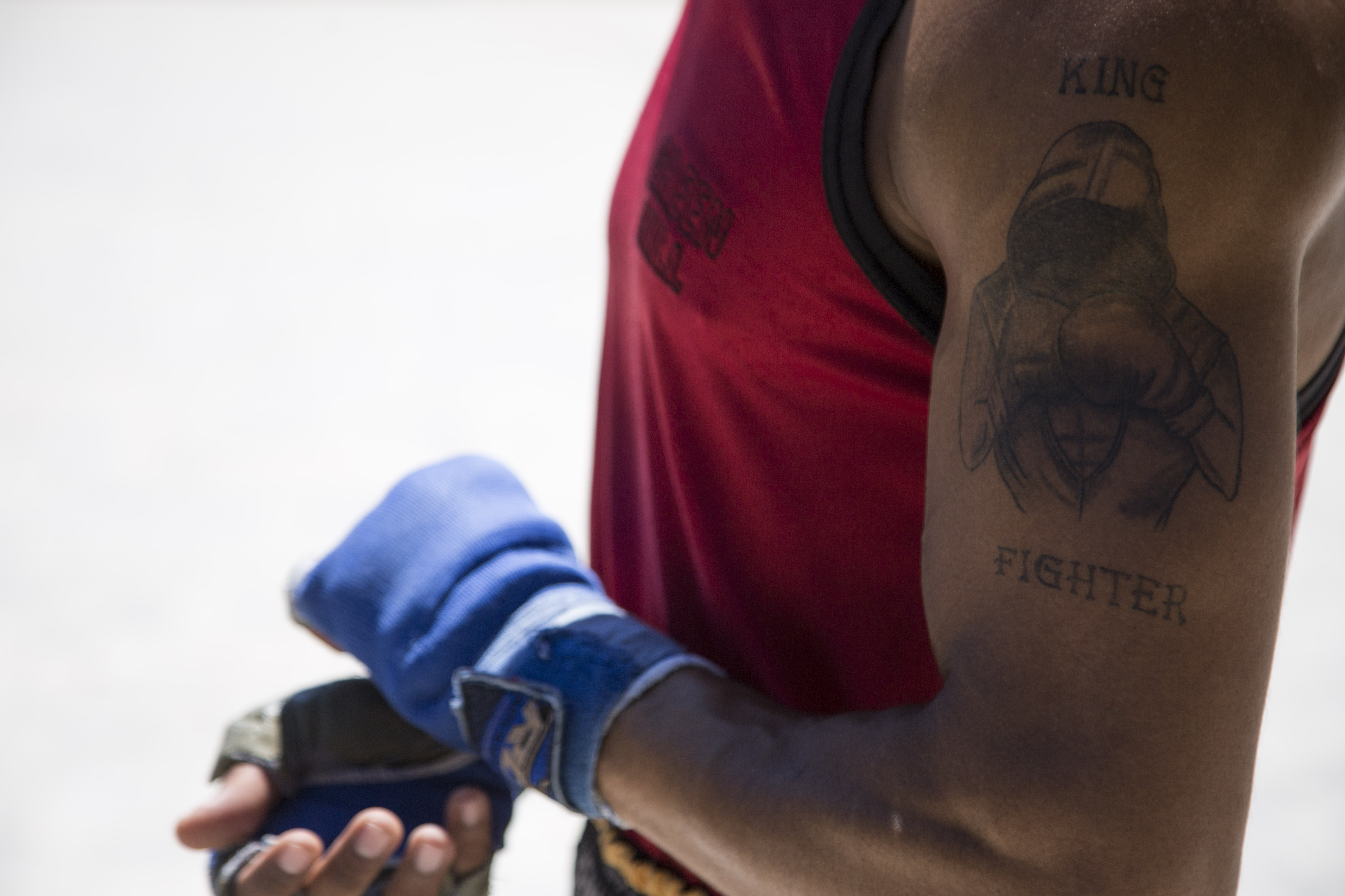 Eine Nahaufnahme der Tattoos von Kampfsporttrainer Hamid