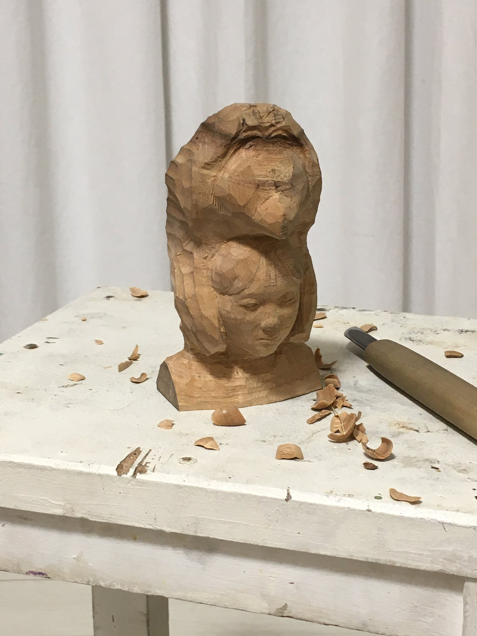Eerste stappen in het vervaardigen van het beeldje uit een blokje hout.