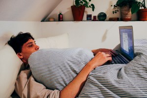 VICE-Autor Yves Bellinghaus beim Schachspielen im Bett. Der Autor hat versucht, so lange Schach zu spielen, bis sich sein Bewusstsein erweitert.