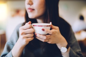 Foto ilustrasi perempuan minum secangkir kopi