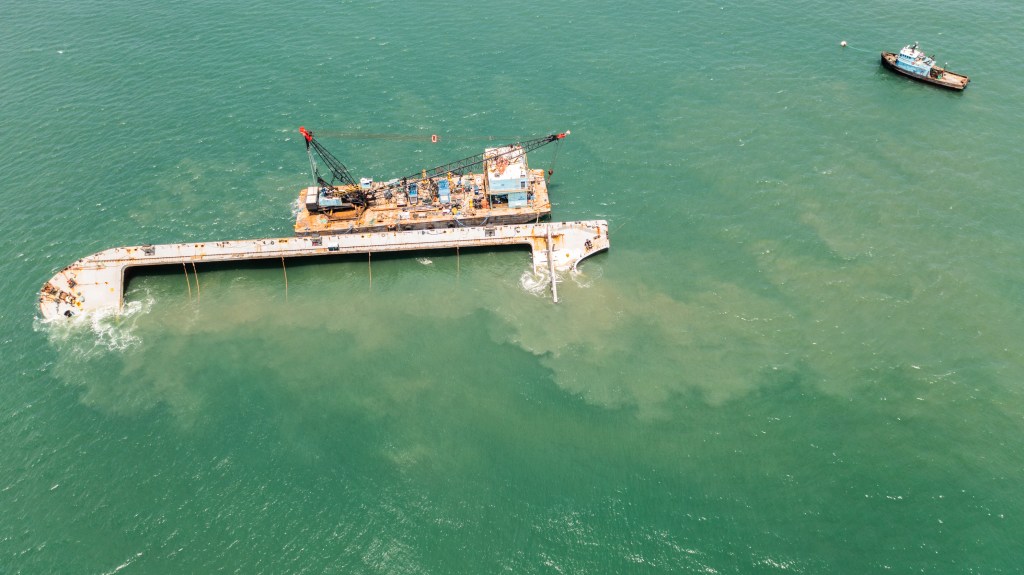 This Barge Capsized and Leaked a Massive Stream of Toxic Coal Ash Near Florida