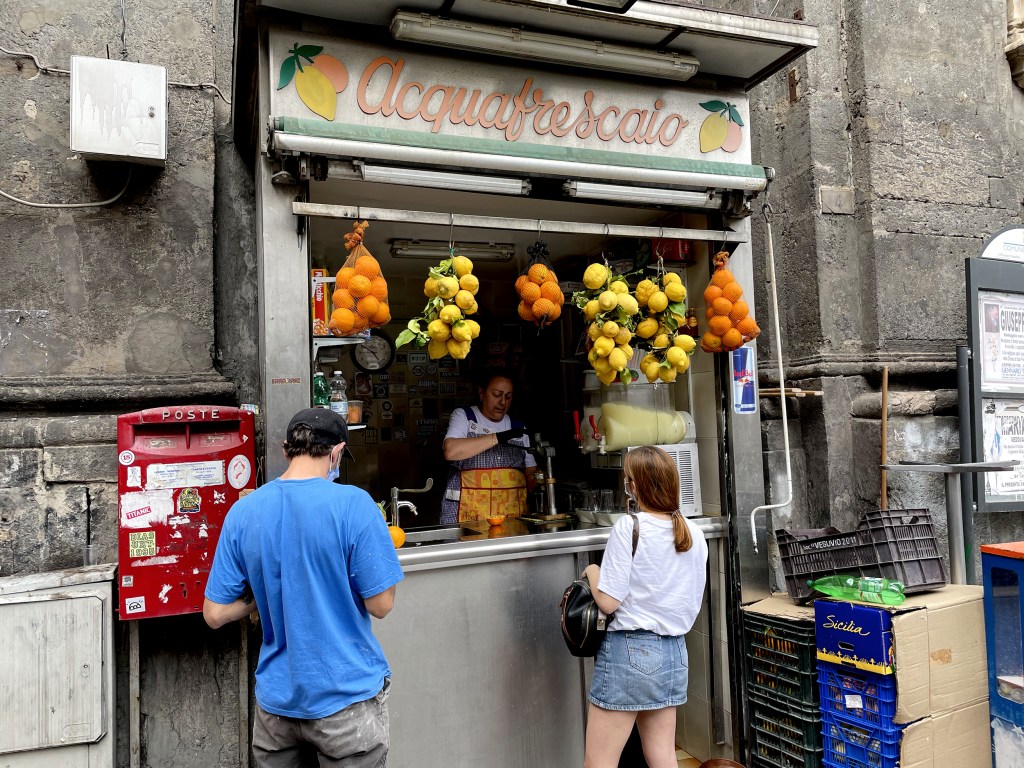 La tradizione quasi perduta degli acquafrescai di Napoli