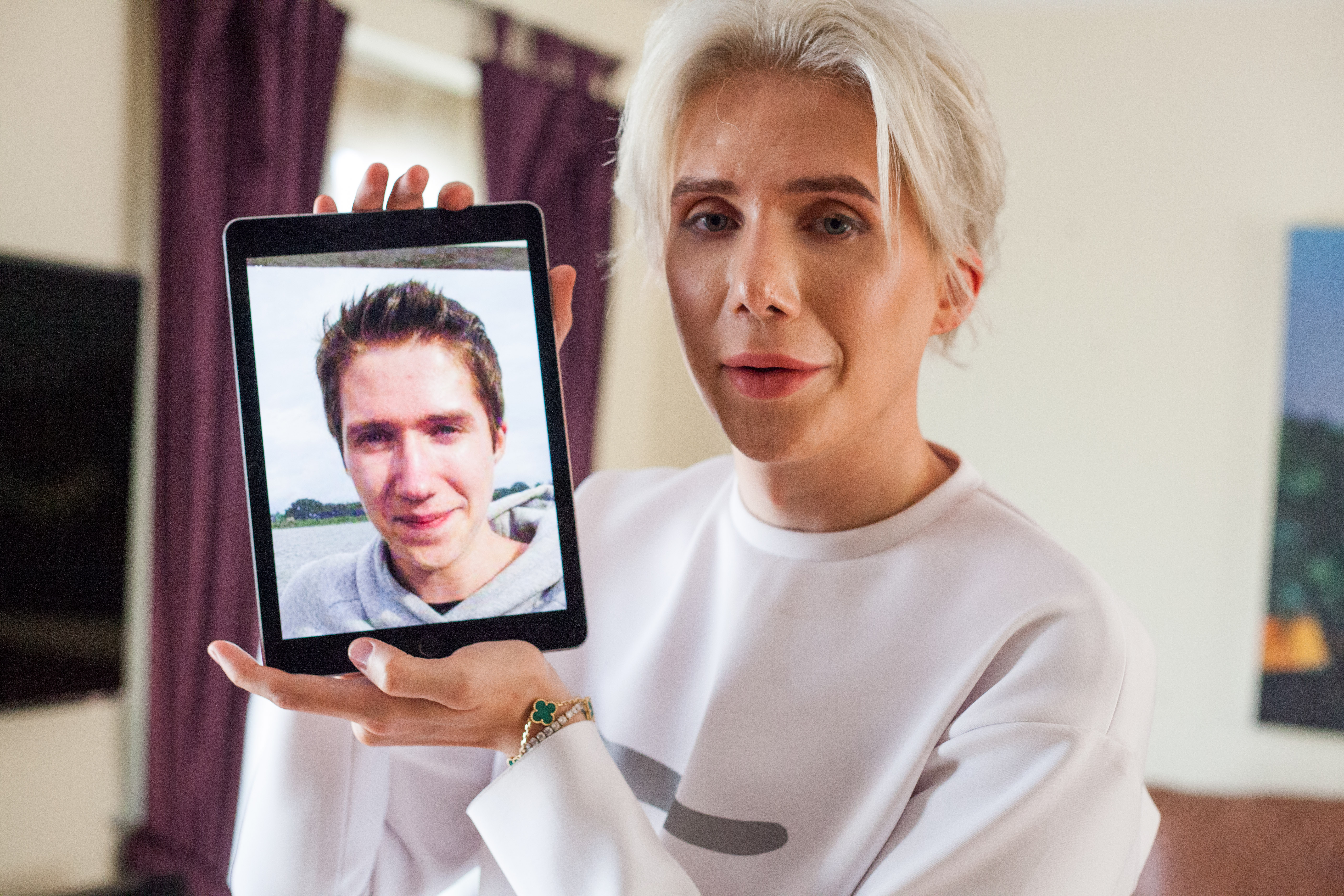 Oli London pozează cu o fotografie veche în august 2018, în Londra, Anglia. Fotografie: Marcus Hessenberg/Barcroft Media via Getty Images