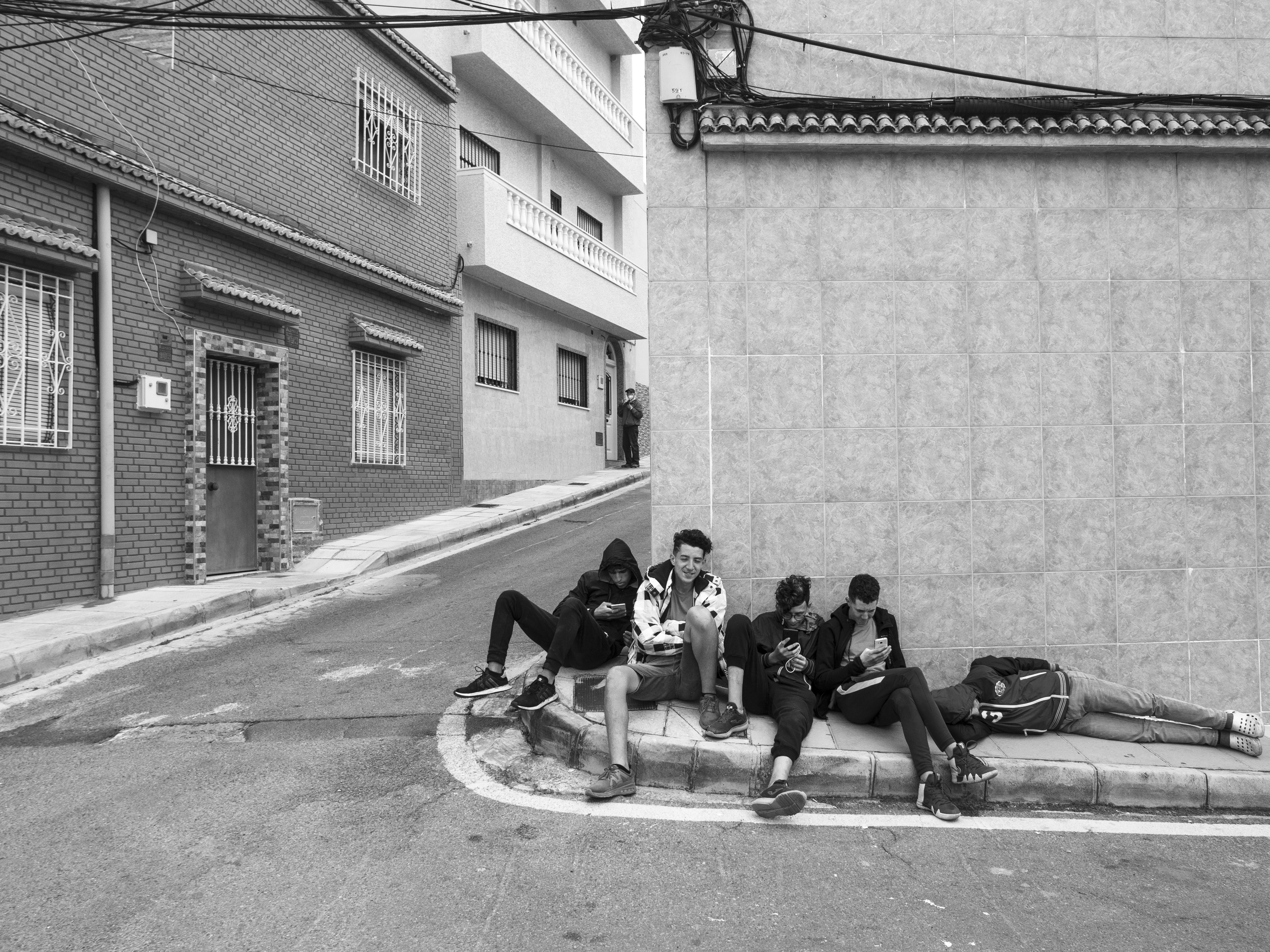 Hervé Lequeux, Ceuta – In het centrum van Ceuta wachten minderjarigen totdat de moskee opengaat, waar ze een kleine, voorverpakte lunch kunnen krijgen.