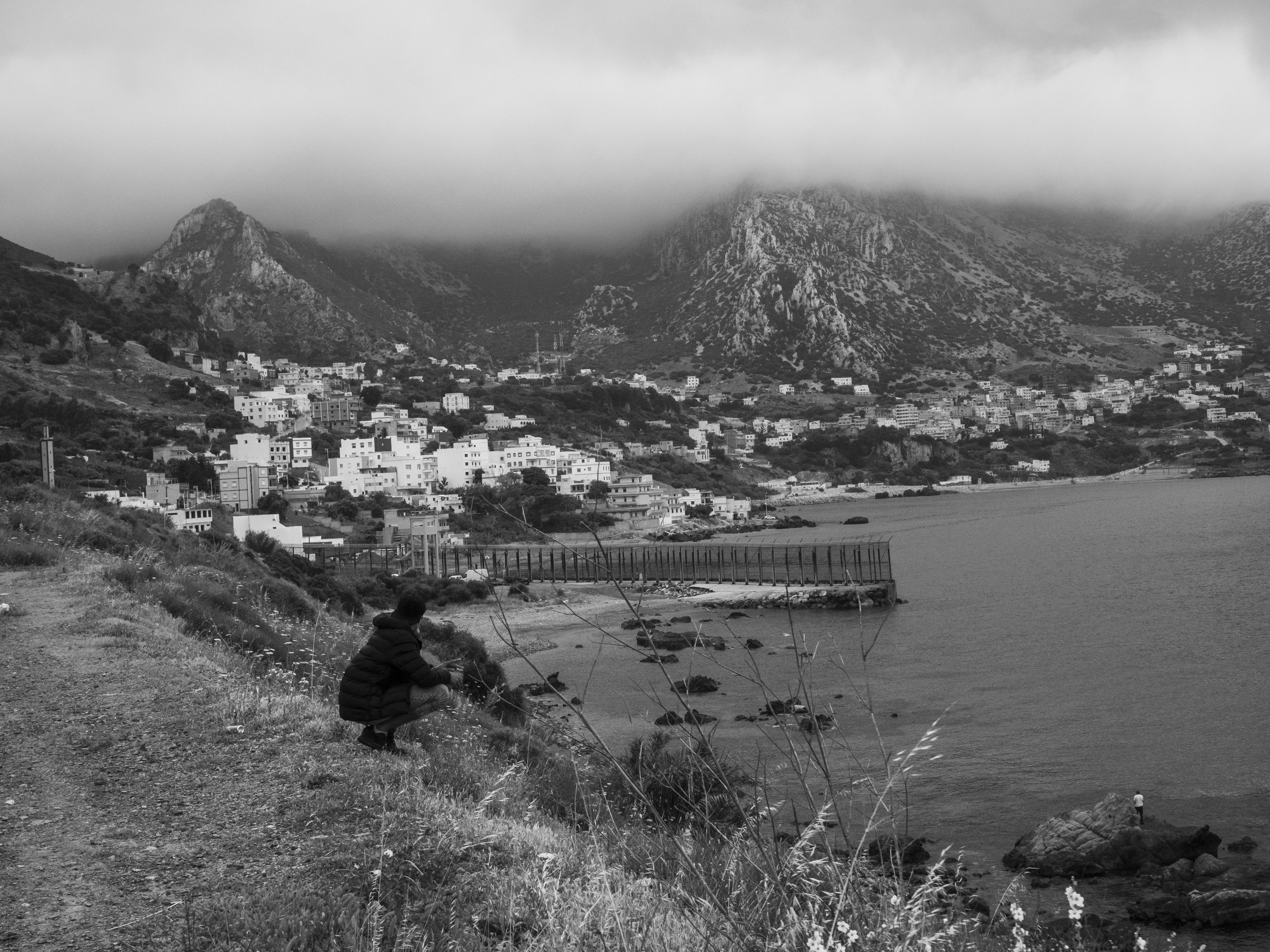 Hervé Lequeux, Ceuta – Bij de Spaans-Marokkaanse grens. In de verte zie je het Marokkaanse dorp Belyounech, waar de huizen tegen de grensmuur aanzitten. Sommige jonge Marokkanen zijn uiteindelijk maar teruggekeerd naar Marokko, omdat ze de leefomstandigheden in Ceuta niet meer trokken.