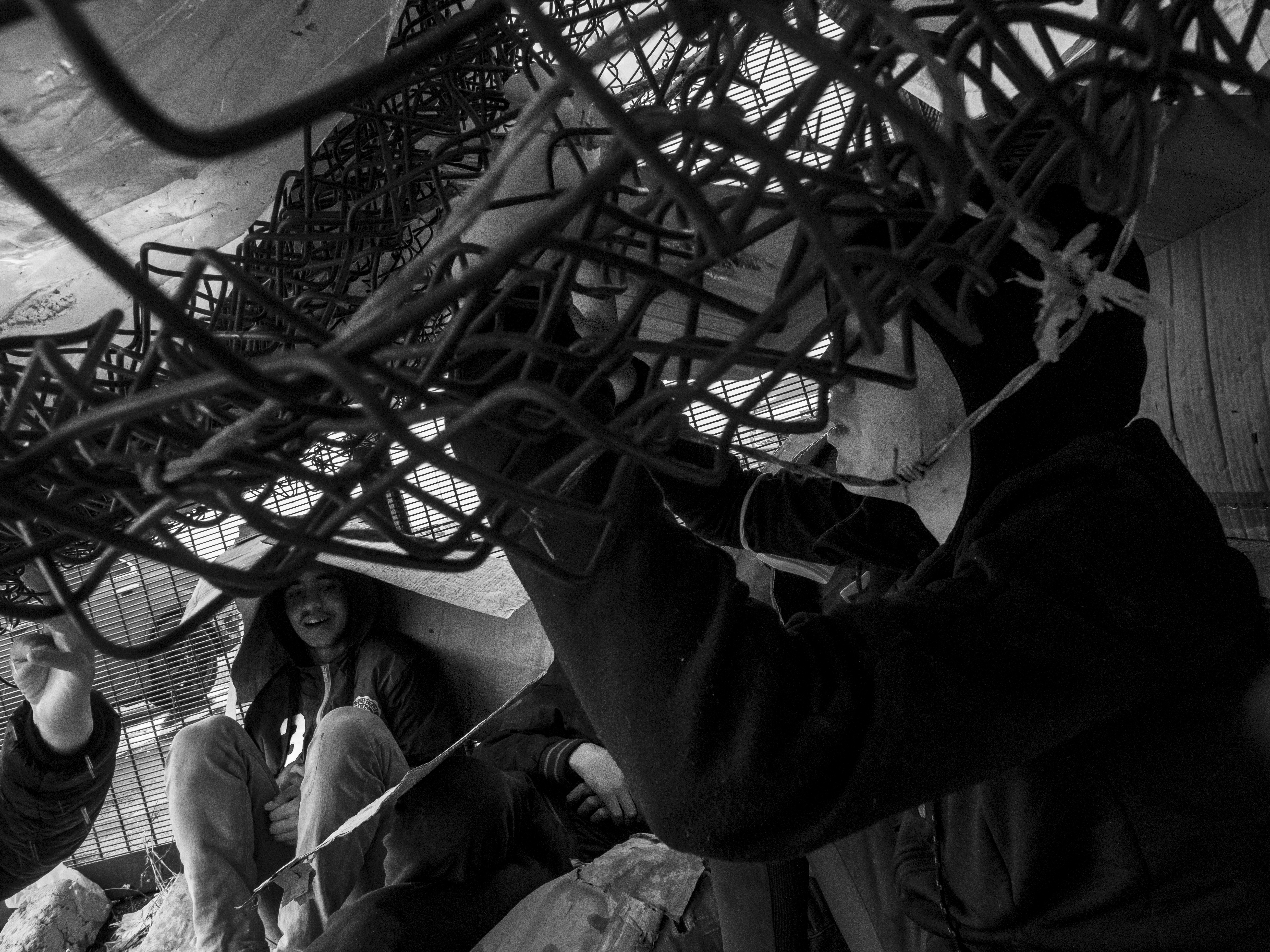 Hervé Lequeux, Ceuta – Jongeren bouwen vlak bij de haven een kamp. Ze gebruiken materiaal van hekken en muren om de zeilen mee te ondersteunen, waarmee ze zichzelf beschermen voor slecht weer.