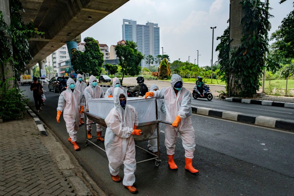 Pemerintah Indonesia didesak minta maaf atas kegagalan mengantisipasi lonjakan kematian Covid-19