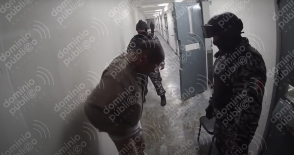 Βίντεο Δείχνει τον El Chapo να Ελέγχεται στα Απόκρυφα Σημεία του σε Φυλακή του Μεξικού