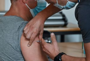 Un hombre recibiendo una dosis de la vacuna Pfizer / BioNTech Covid-19 en la prefectura de Lille, en el norte de Francia, el 30 de julio de 2021.