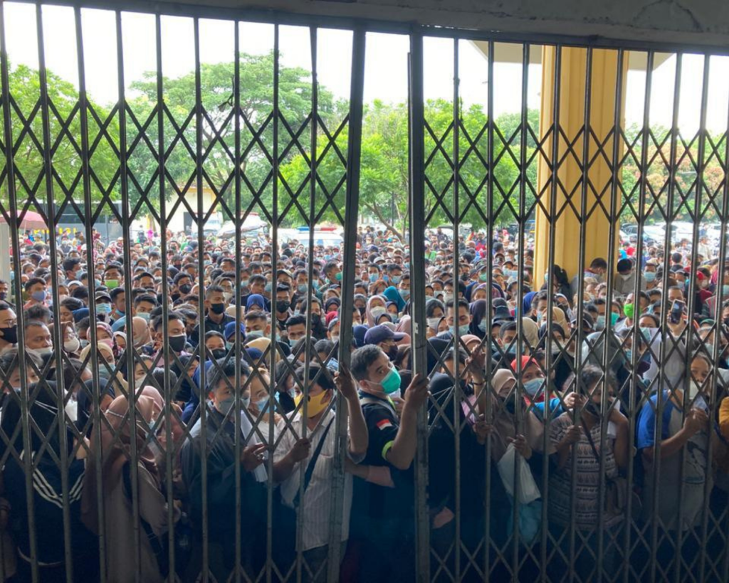 Massive Crowd Demands Access to Vaccines in Viral Video