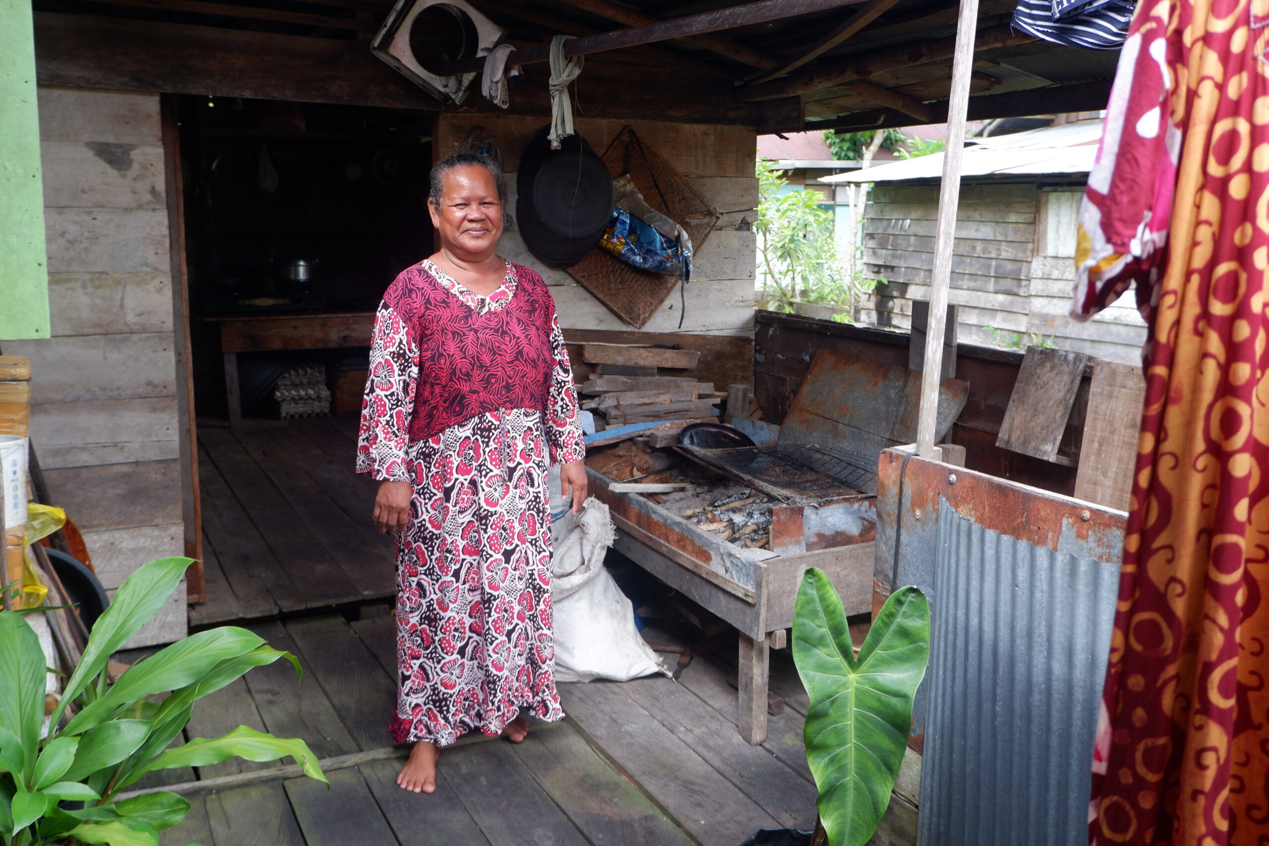 Jumiati di dapur rumahnya di desa Sekonyer (VICE_TitahAW).JPG
