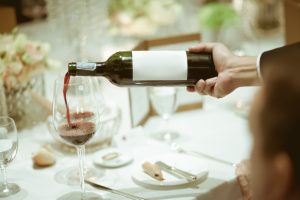 Assaggiare il vino al ristorante